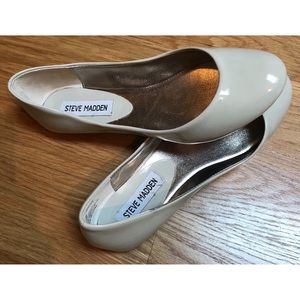 NWOT Steve Madden Nude Flats